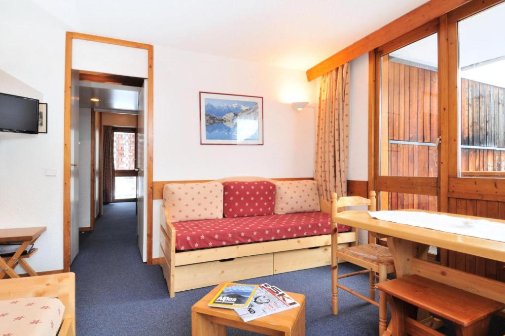 un salon avec un canapé et une table dans l'établissement Résidence Carroley A - 2 Pièces pour 5 Personnes 07, à Mâcot La Plagne