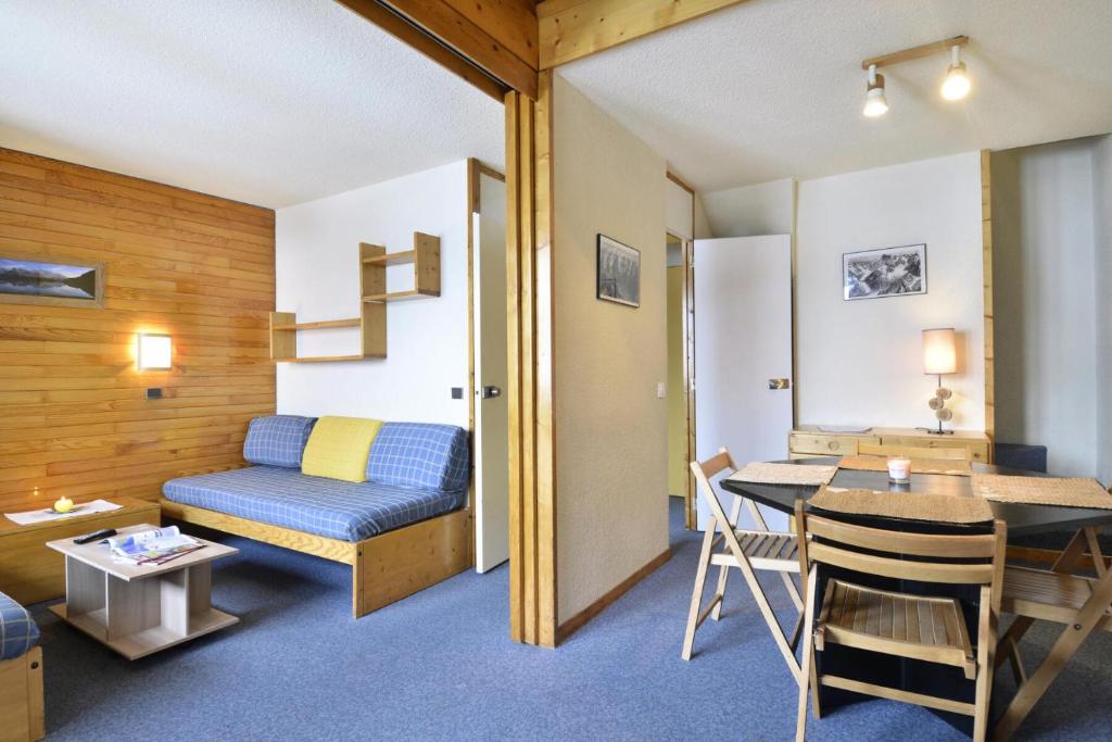 un salon avec un canapé et une table dans l'établissement Résidence Agate - 3 Pièces pour 7 Personnes 53, à Mâcot La Plagne
