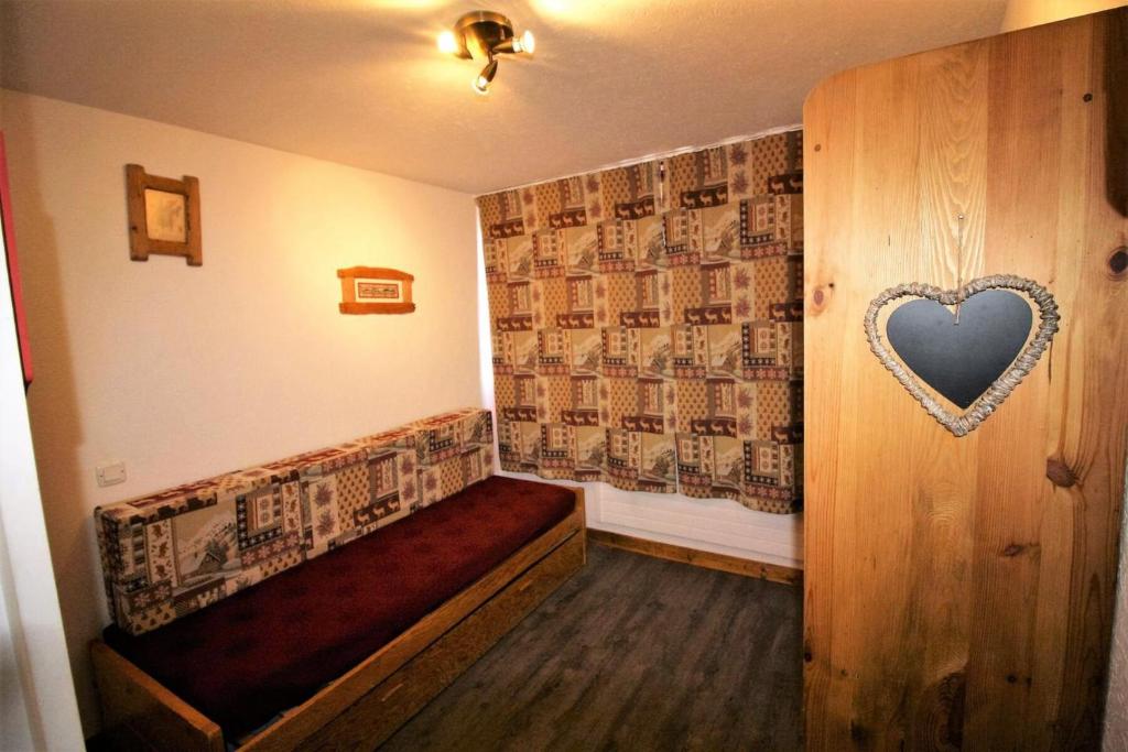une chambre avec un cœur sur le mur dans l'établissement Résidence Palafour - Petit studio 2 - nord vue montagne MAE-3819, à Tignes