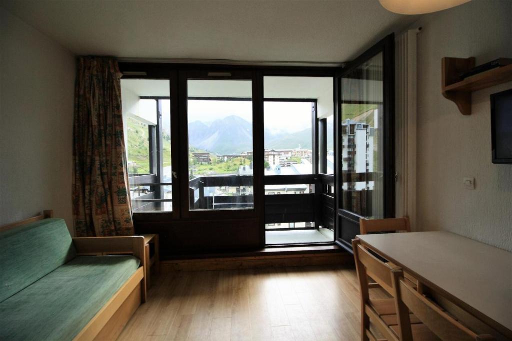 Cette chambre dispose d'une grande porte en verre et d'un balcon. dans l'établissement Résidence Home Club 1 - Plusieurs studios disponibles pour vos séjours en famille, groupes d'amis MAE-4321, à Tignes