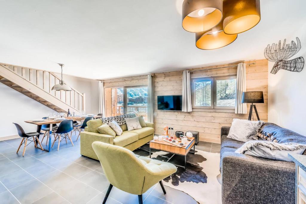 un salon avec un canapé et une table dans l'établissement Résidence Lodge Des Neiges C - Appartment 4 - pied de pistes, service hotelier inclus MAE-2582, à Tignes