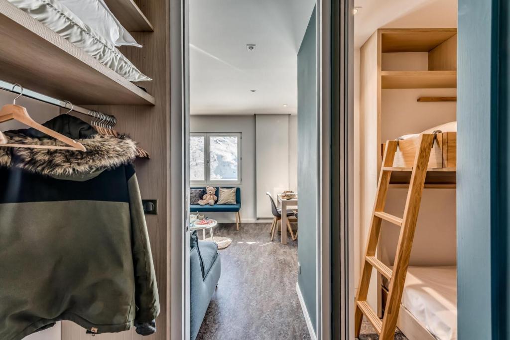 Cette petite chambre comprend des lits superposés et un placard. dans l'établissement Résidence Armaillis - Appartement rénové, vue lac MAE-3743, à Tignes