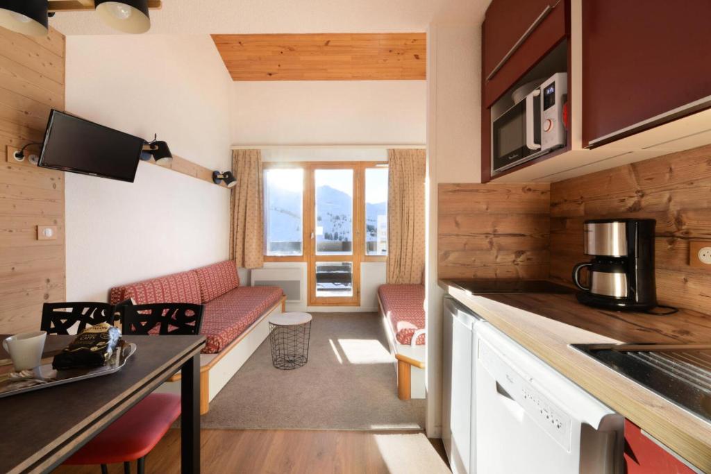 - une petite cuisine et un salon dans une petite maison dans l'établissement Résidence Callisto - 2 Pièces pour 5 Personnes 68, à Mâcot La Plagne