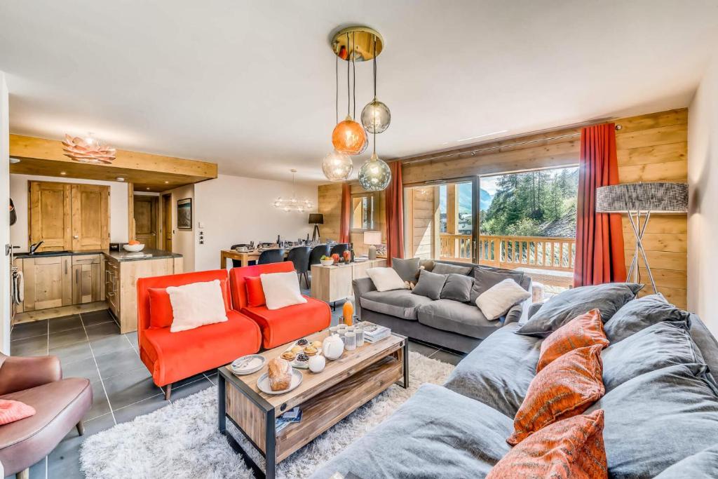 un salon avec un canapé et une table dans l'établissement Résidence Lodge Des Neiges C - Appartement 4 - pied de pistes, service hotelier inclus MAE-4482, à Tignes