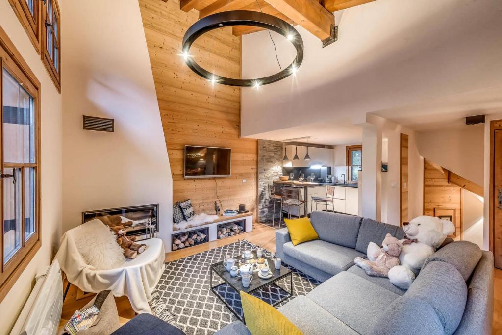 salon z niebieską kanapą i kominkiem w obiekcie Chalet Breckenridge Sud - Chalet 4 - 129m2 - 6 chambres, 6 salles de bain MAE-4883 w mieście Tignes