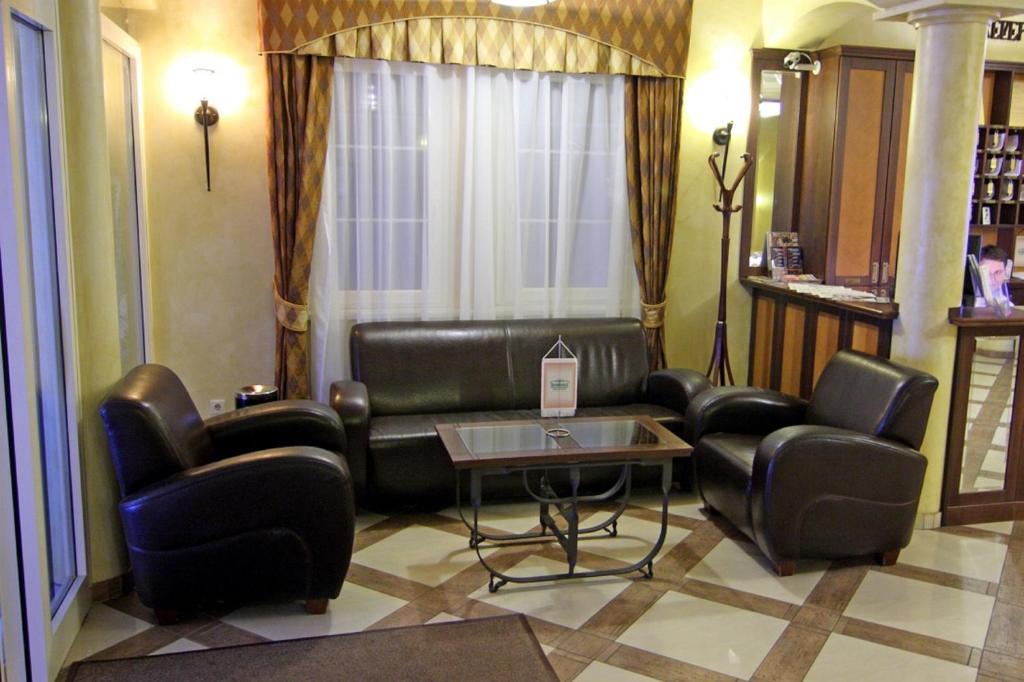 A seating area at Öreg Miskolcz Hotel