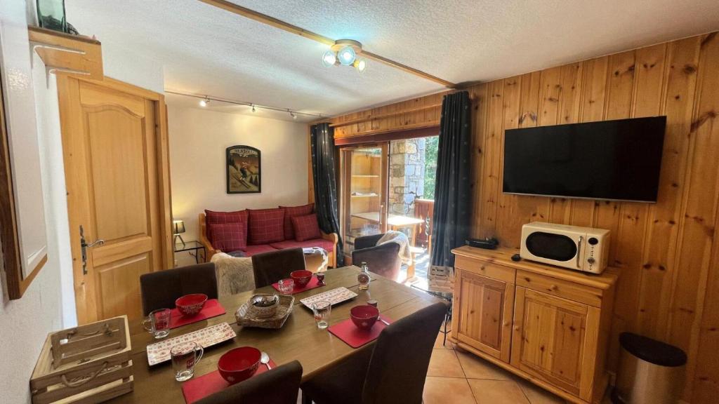 un salon avec une table et une télévision dans l'établissement Résidence Le Krystor - Appartement 2 pièces cabine pour 4 personnes proche du centre de Méribel et des commerces MAE-4520, à Les Allues