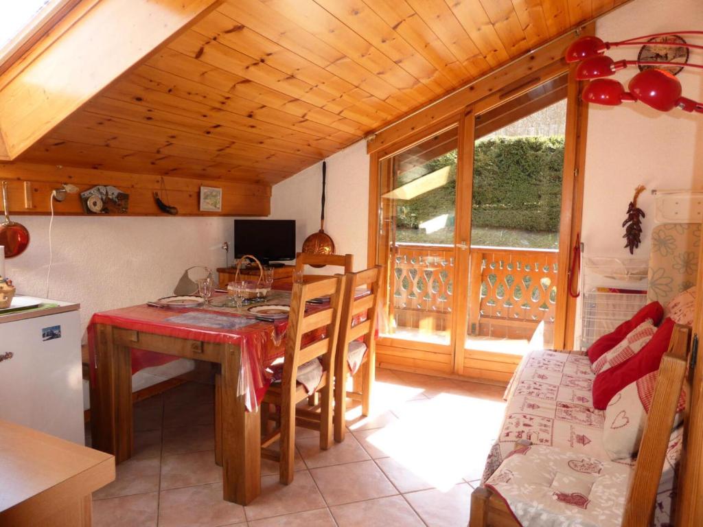une cuisine avec une table et une salle à manger dans l'établissement Chalets Alpages - Chalets Alpages 4 MAE-6417, aux Houches