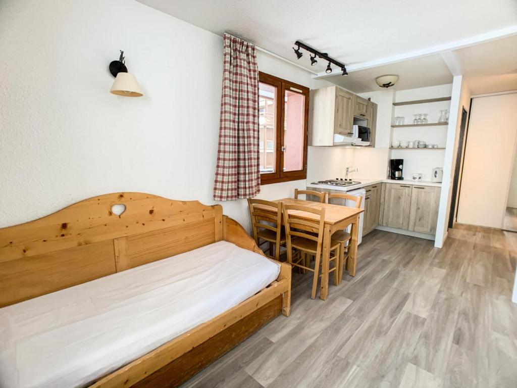 une chambre avec un lit et une table et une cuisine dans l'établissement Résidence Rond Point Des Pistes A - Appartement proche des pistes·Balcon MAE-6728, à Tignes