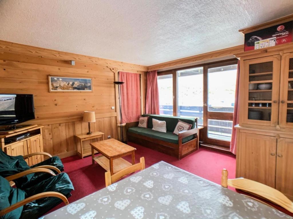 un salon avec un canapé et une télévision dans l'établissement Résidence Grand Tichot A - Appartement lumineux · Proche des pistes MAE-6737, à Tignes