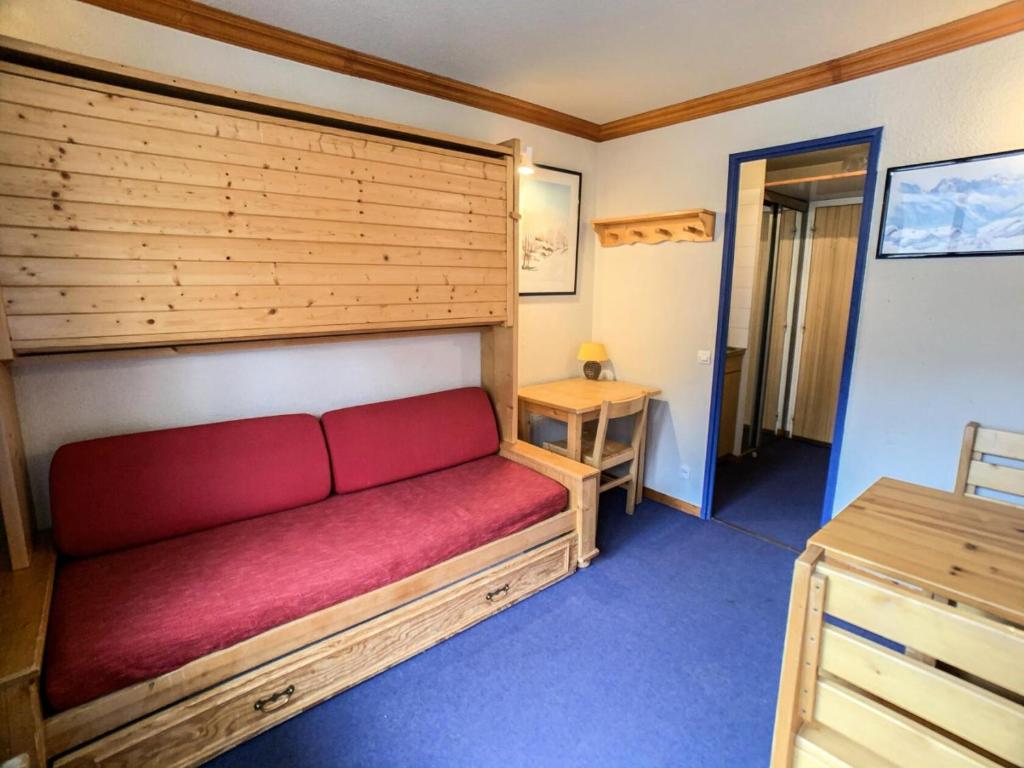 - un canapé rouge dans une chambre avec une table dans l'établissement Résidence Rond Point Des Pistes C - Studio·Proche des pistes·Balcon MAE-6804, à Tignes