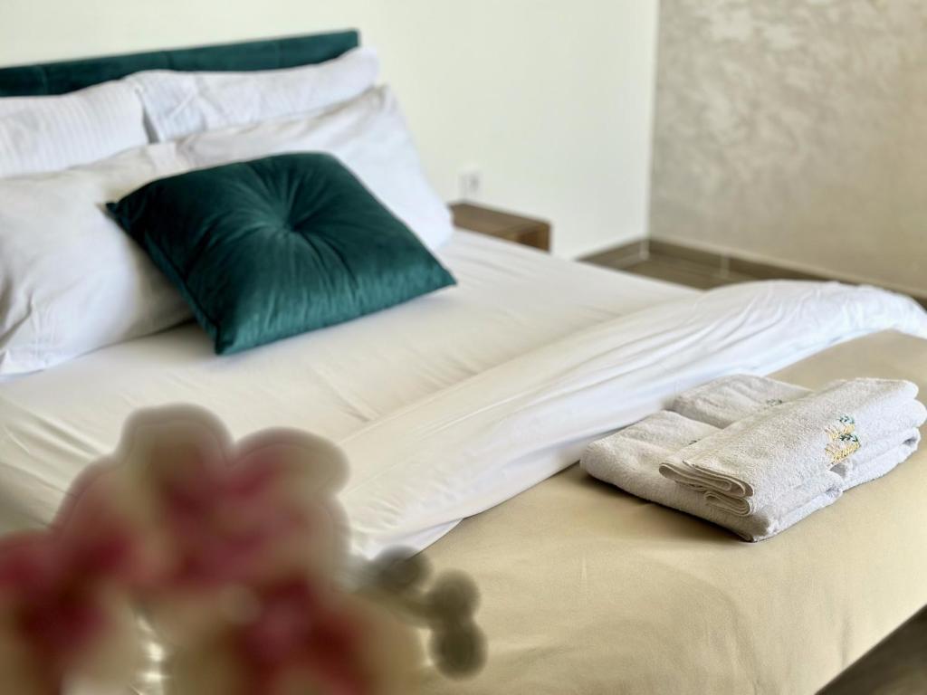 Postel nebo postele na pokoji v ubytování Akhdar Apartments