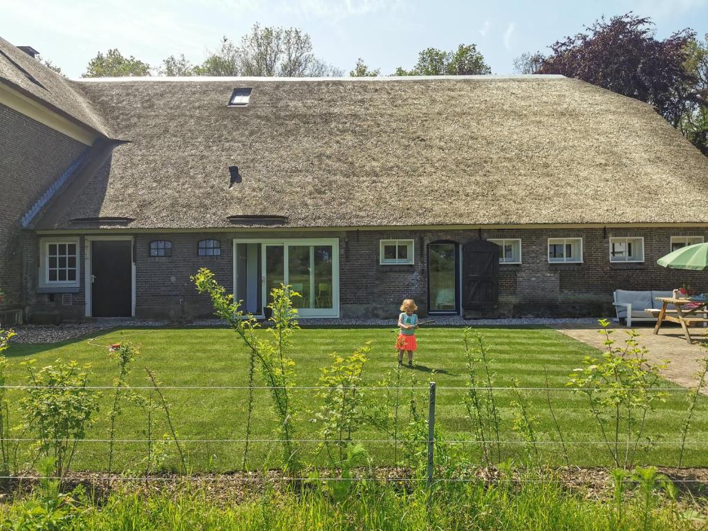 Taman di luar Slapen in een oude stal ('Het Oude Wezeveld')
