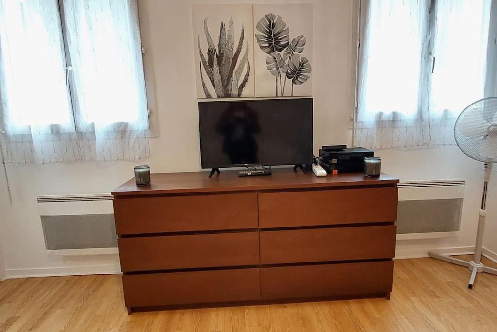 - une télévision au-dessus d'une commode dans la chambre dans l'établissement Disneyland 4 personnes Wifi Box Proche Gare Bus, à Esbly