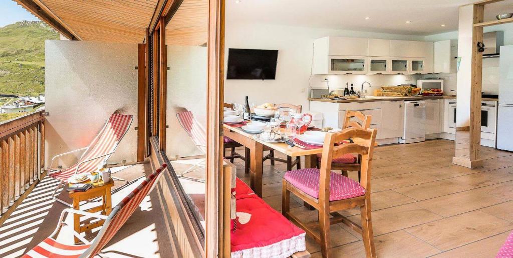 une cuisine et une salle à manger avec une table et des chaises dans l'établissement Résidence Soleil - Appartement 3 entièrement rénové - très belle vue lac MAE-9324, à Tignes