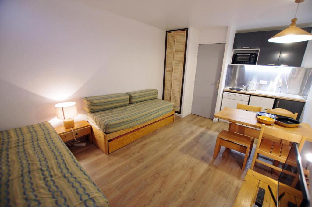 Cette petite chambre comprend un lit et une table. dans l'établissement Résidence Home Club 2 - Plusieurs studios disponibles pour vos séjours en famille ou entre amis MAE-2744, à Tignes
