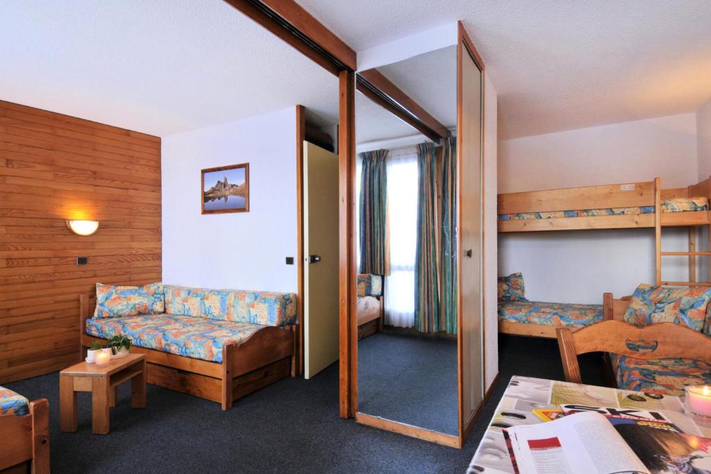 une chambre d'hôtel avec des lits superposés et un salon dans l'établissement Résidence Agate - Studio pour 4 Personnes 244, à Mâcot La Plagne