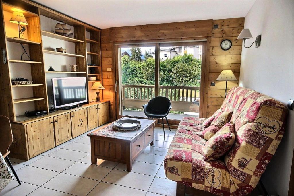 uma sala de estar com um sofá e uma TV em Résidence Grand Coeur - Très joli 2 pièces situé proche du centre de Bourg St Maurice MAE-8794 em Bourg-Saint-Maurice