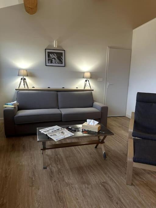 un salon avec un canapé et une table basse dans l'établissement Proche du Mont Ventoux au calme, à Saint-Trinit