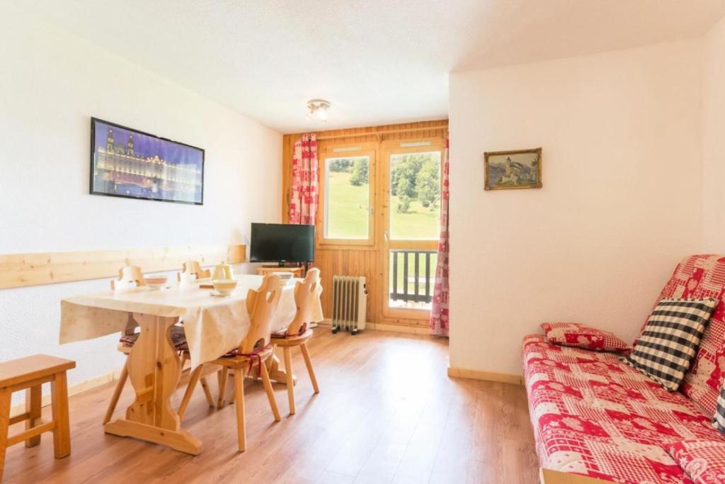 Μια τηλεόραση ή/και κέντρο ψυχαγωγίας στο Résidence Le Bastion I - Superbe studio cabine rénové très lumineux MAE-8934