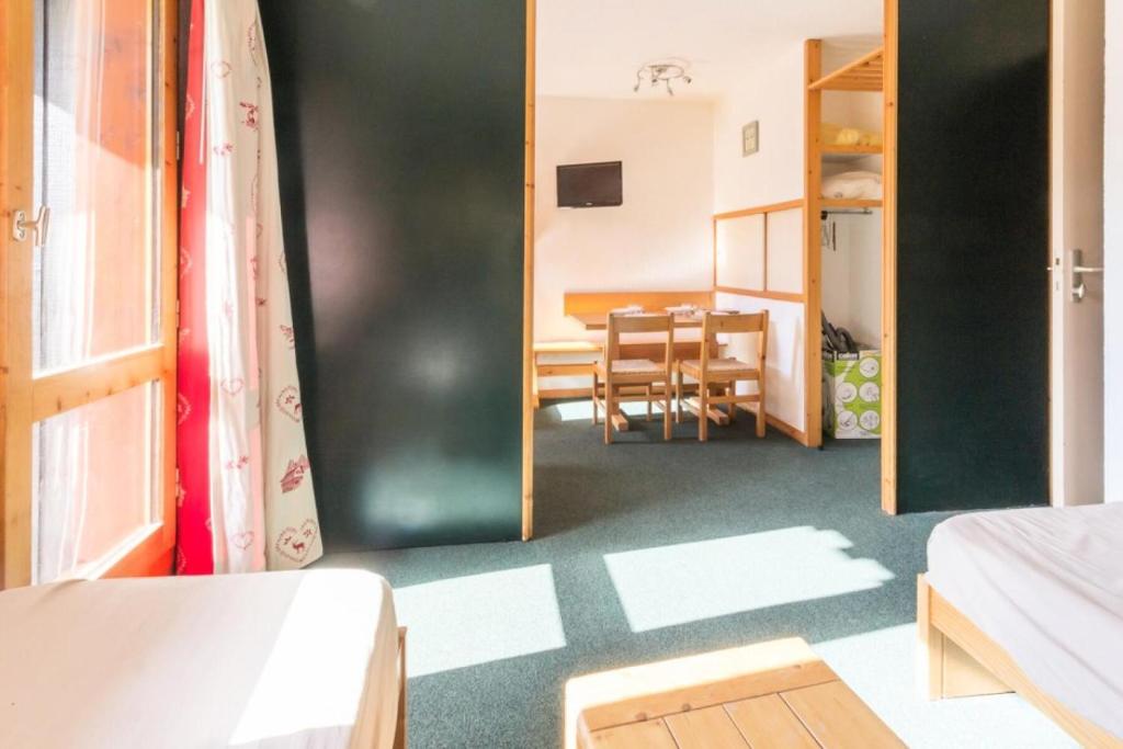 une pièce avec une table et une salle à manger dans l'établissement Résidence Les Pentes - Studio divisible en plein centre des Coches MAE-9084, à La Plagne Tarentaise