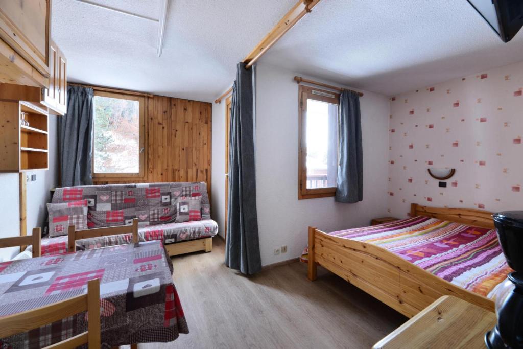 une chambre avec deux lits et une fenêtre dans l'établissement Résidence Le Crey - Studio à proximité du télécabine de Montchavin MAE-9094, à La Plagne Tarentaise