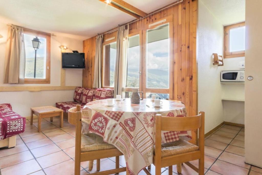 une cuisine et une salle à manger avec une table et des chaises dans l'établissement Résidence Les Avrieres Bas - Studio proche du centre de Montchavin MAE-9234, à La Plagne Tarentaise