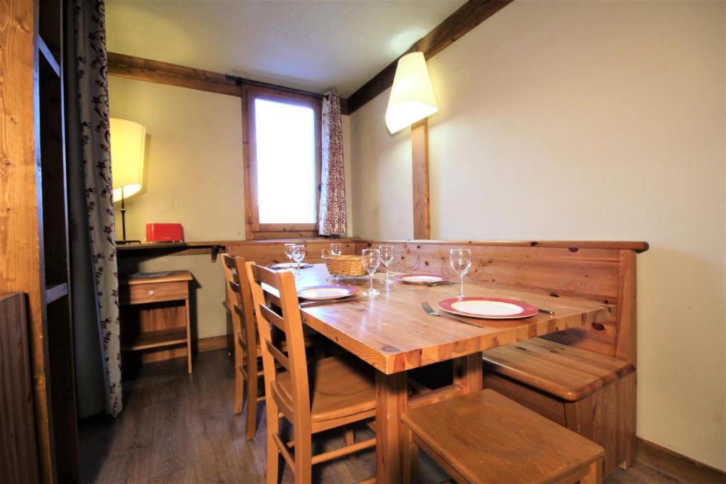 La Plagne TarentaiseLe Chalet De Montchavin - Bel appartement proche du centre MAE-4314的配有木桌椅的餐厅