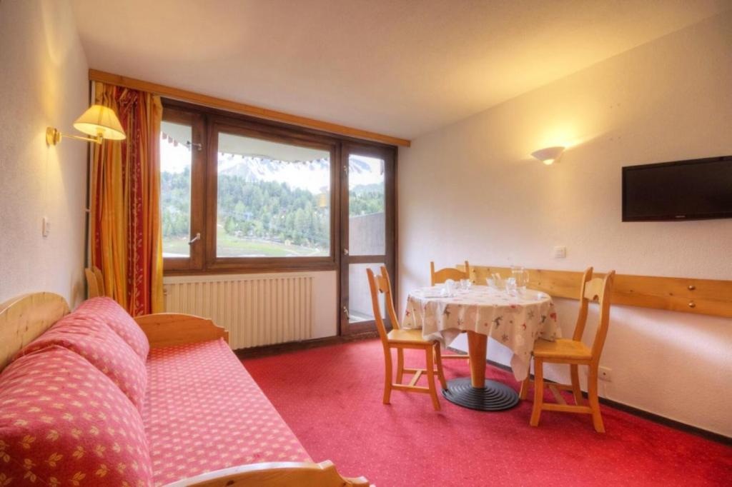 un salon avec une table et un canapé dans l'établissement Résidence Le France - studio 4 personnes Plagne Centre MAE-4674, à Aime La Plagne