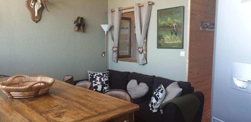 un salon avec un canapé et une table dans l'établissement Résidence Choucas - 3 Pièces pour 7 Personnes 244, à La Plagne Tarentaise