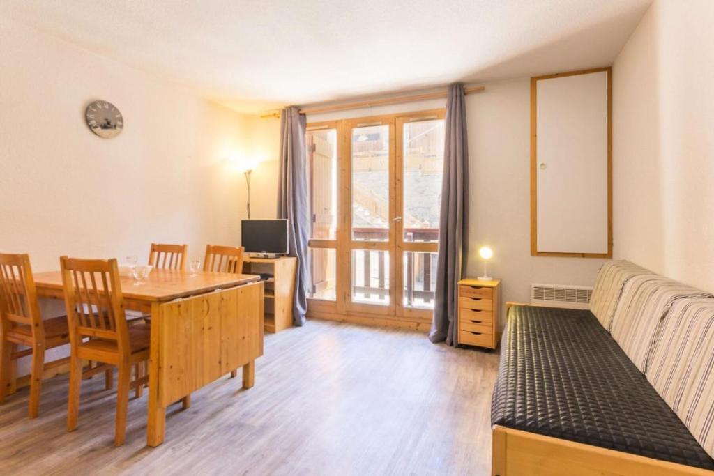 un salon avec une table et une salle à manger dans l'établissement Résidence Le Tetras Lyre - Au pied du télécabine bel appartement MAE-4494, à La Plagne Tarentaise