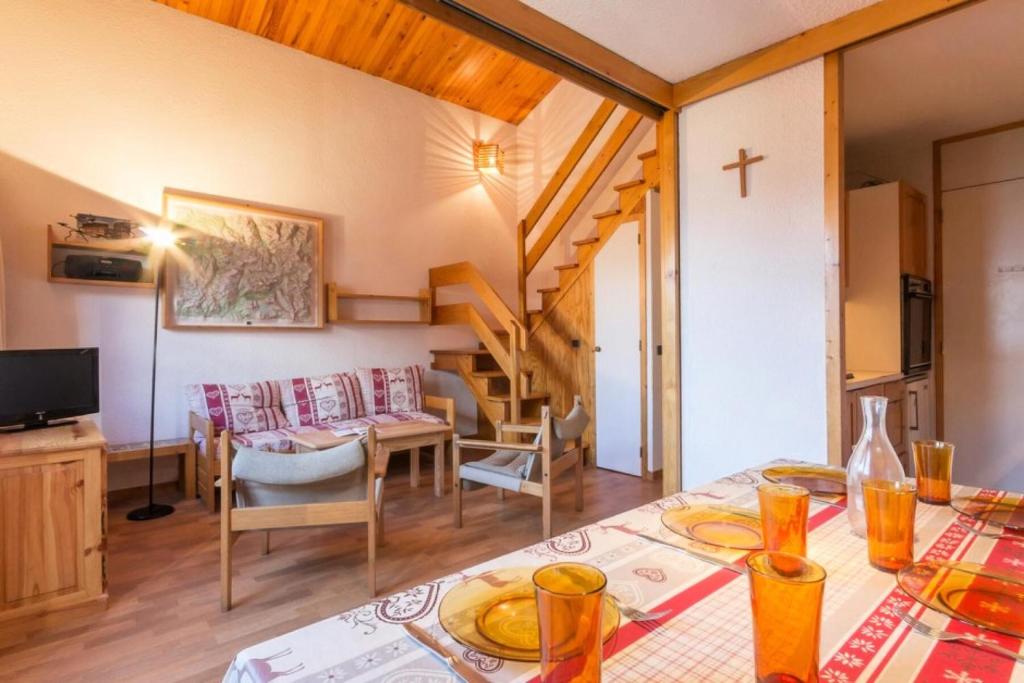 une cuisine et un salon avec une table et une salle à manger dans l'établissement Résidence La Porte De Montchavin - En plein coeur de Montchavin MAE-4724, à La Plagne Tarentaise