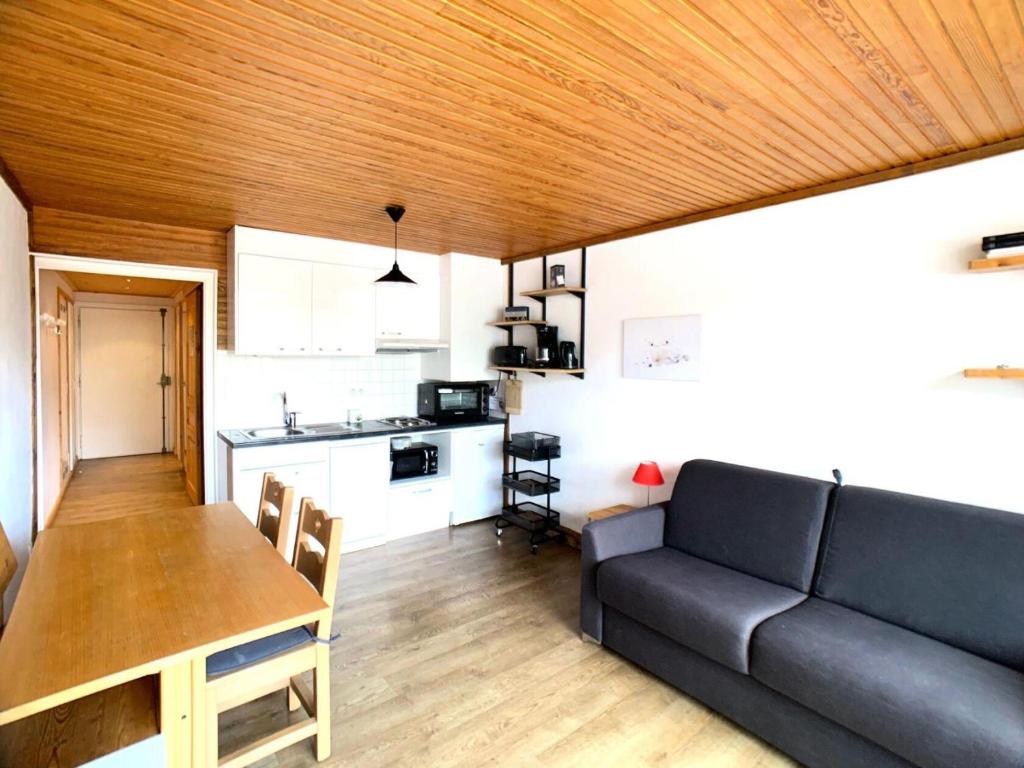 un salon avec un canapé et une table dans l'établissement Résidence Hauts Lieux - Grand studio cabine au centre de Tignes Le Lac MAE-7414, à Tignes