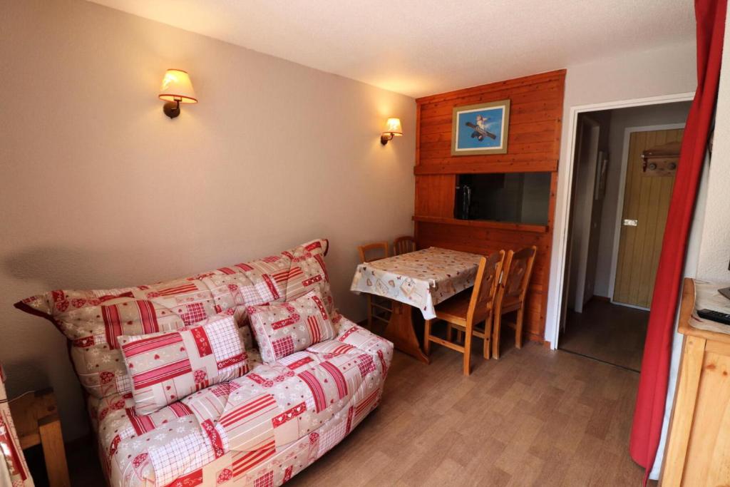 Televízia a/alebo spoločenská miestnosť v ubytovaní Résidence Rond Point Des Pistes C - Studio·Proche des pistes·Balcon MAE-7514
