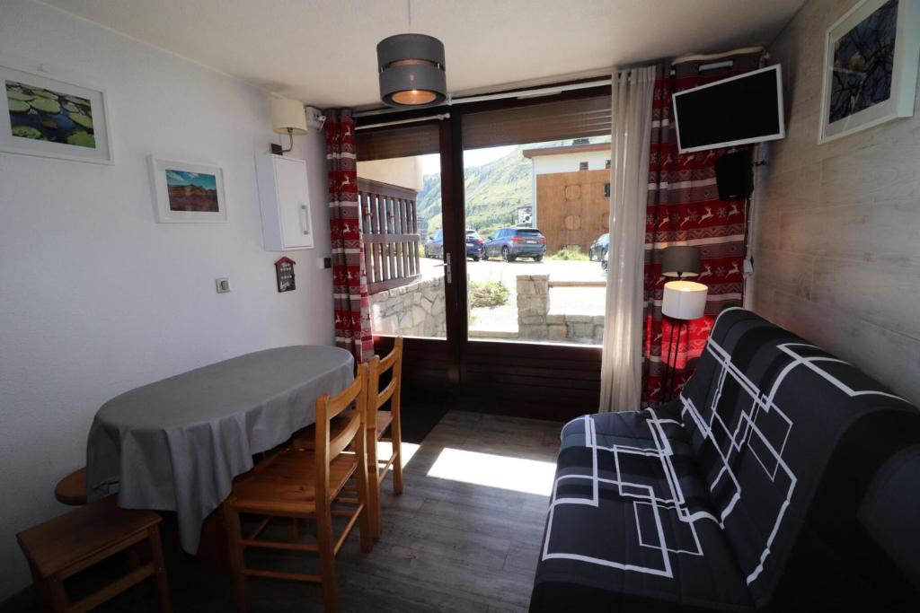 une pièce avec une table, des chaises et une fenêtre dans l'établissement Nouvelles Residences - Studio exposé Est MAE-7554, à Tignes
