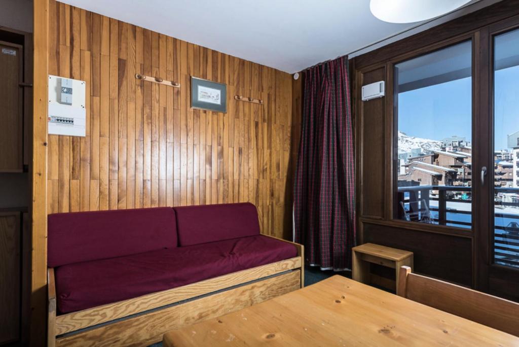 une chambre avec un canapé, une table et une fenêtre dans l'établissement Résidence Curling B3 - Studio au Curling B3 MAE-7784, à Tignes