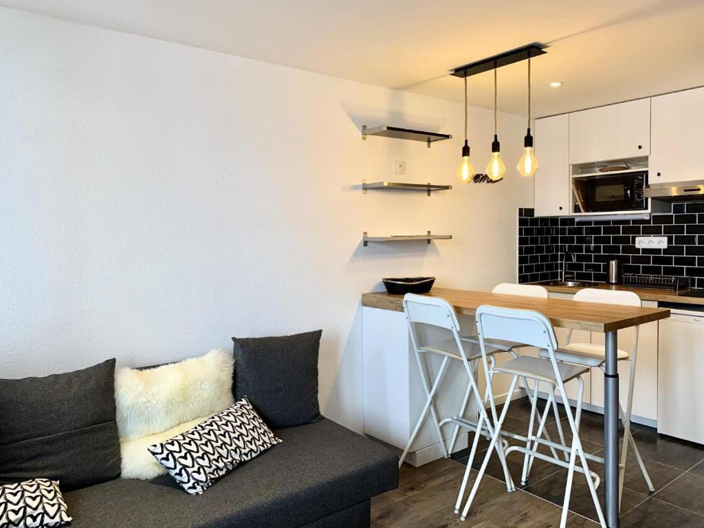 Kuchyňa alebo kuchynka v ubytovaní Résidence Hameau Du Borsat 1& 2 - Studio 22 m² entièrement rénové MAE-7544