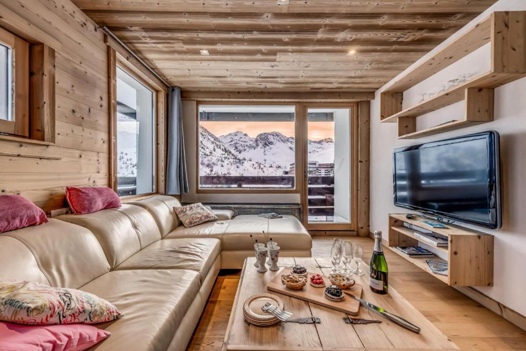 un salon avec un canapé et une télévision dans l'établissement Résidence Tour Du Lac - Grand 3 pièces 5 personnes - 55m2 - 3 MAE-9204, à Tignes