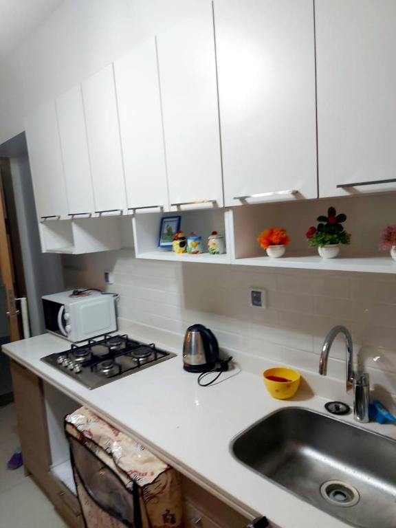Kuchyň nebo kuchyňský kout v ubytování Studio For Rent In Marassi