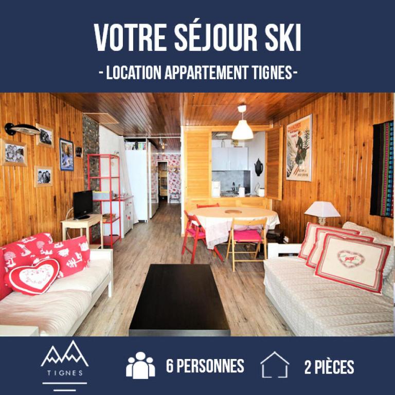 une chambre avec une table, un canapé et une table dans l'établissement Les Hauts Du Val Claret A - Au coeur de la station proche des pistes MAE-1234, à Tignes