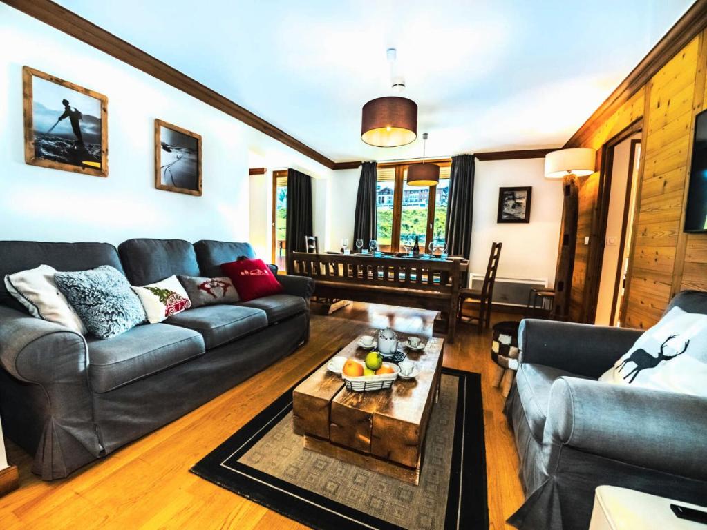 un salon avec un canapé et une table dans l'établissement Résidence Les Rives - Charmant appartement au pied des pistes à Lavachet MAE-2374, à Tignes