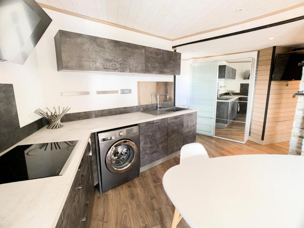 Il comprend une cuisine équipée d'un lave-linge et d'un sèche-linge. dans l'établissement Résidence Sefcotel - Appartement rénové·Proche des pistes ·Balcon MAE-2494, à Tignes