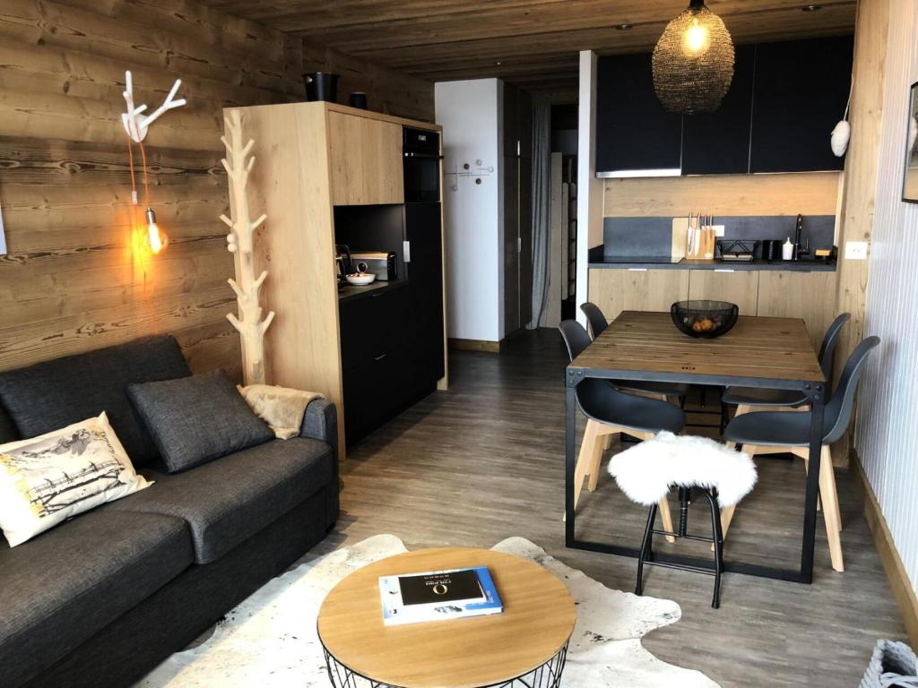 un salon avec un canapé et une table dans l'établissement Résidence Curling A Tour - Appartement avec terrasse au sud à Tignes VC MAE-2404, à Tignes