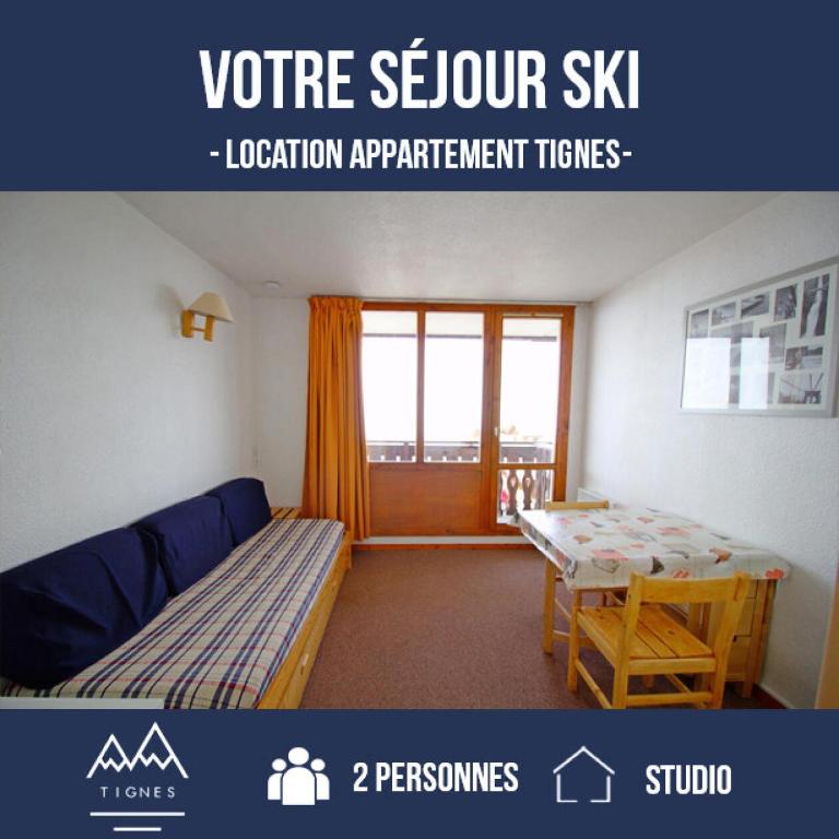 une pièce avec un lit et une table dedans dans l'établissement Rond Point Des Pistes - studio fonctionnel au pied des pistes MAE-1434, à Tignes