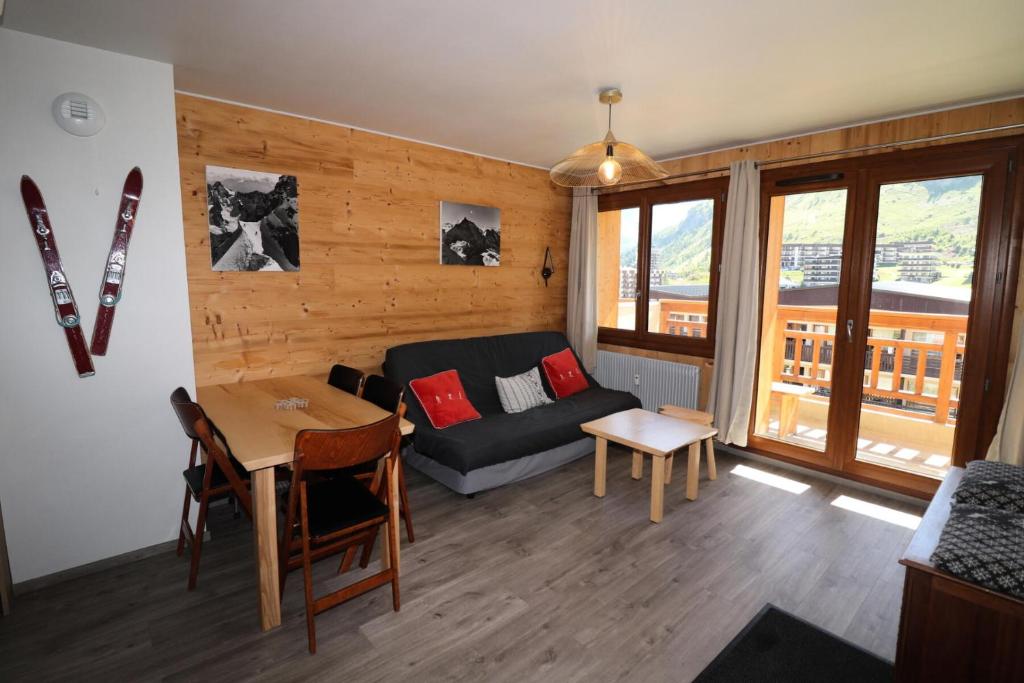 un salon avec un canapé et une table dans l'établissement Résidence Grande Balme Ii - Appartement rénové et lumineux MAE-2604, à Tignes
