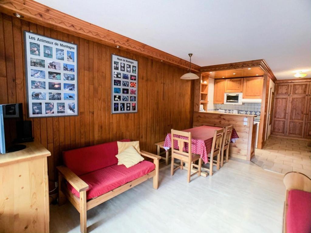 un salon avec un canapé rouge et une cuisine dans l'établissement Résidence Grand Tichot A - Appartement dans une résidence avec ascenseur MAE-2644, à Tignes