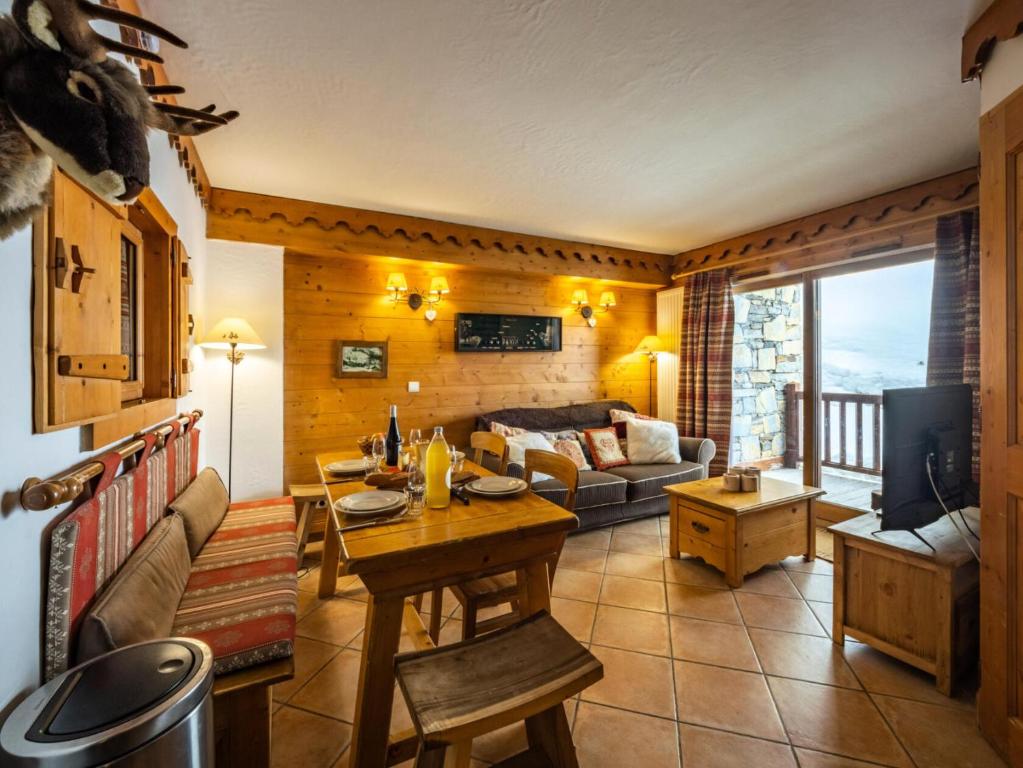 un salon avec un canapé et une table dans l'établissement Résidence Ecrin Des Neiges - Beau 2 pièces cabine au coeur de Val Claret MAE-2634, à Tignes