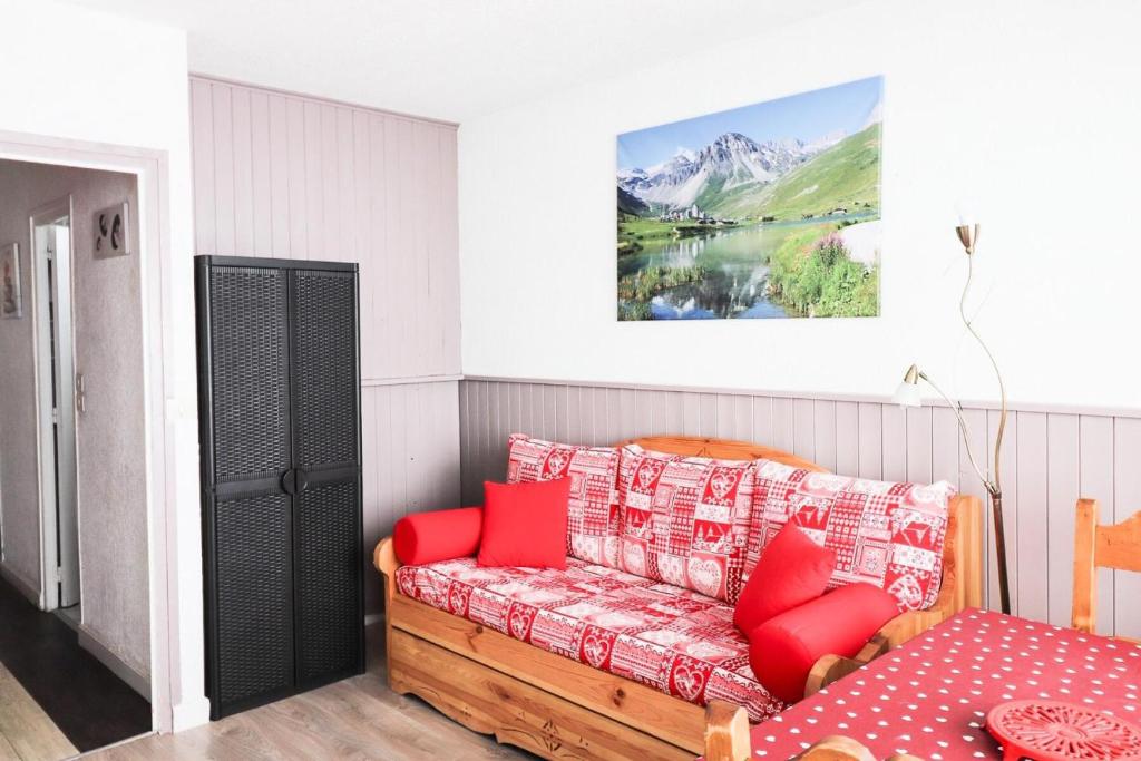 un salon avec un canapé et une table dans l'établissement Résidence Bec Rouge - Appartement lumineux·Accès direct aux pistes·Balco MAE-2824, à Tignes