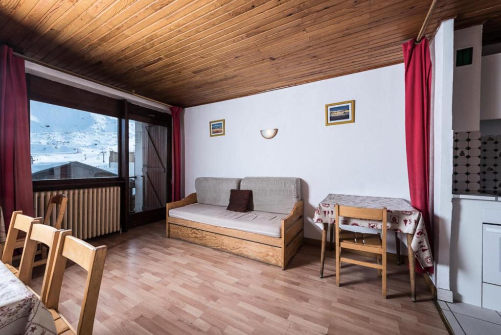 salon z kanapą i stołem w obiekcie Résidence Chaudes Almes - Appartement lumineux·Proche pistes·Balcon MAE-2834 w mieście Tignes