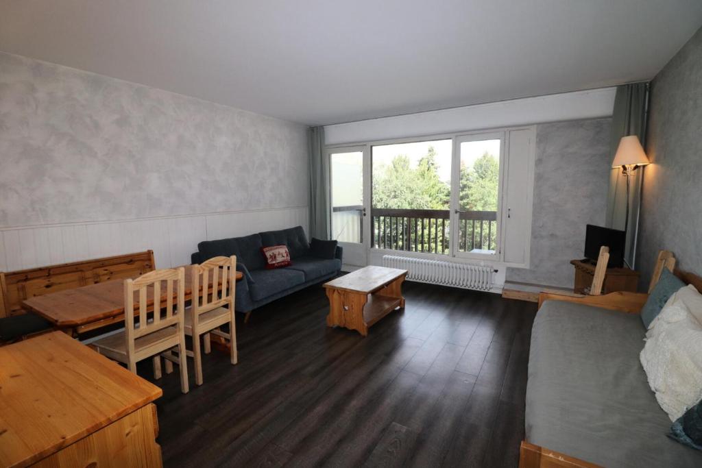 ティーニュにあるChalet De La Tour - Appartement lumineux · Proche pistes et commerces MAE-2814のソファとテーブルのあるリビングルーム